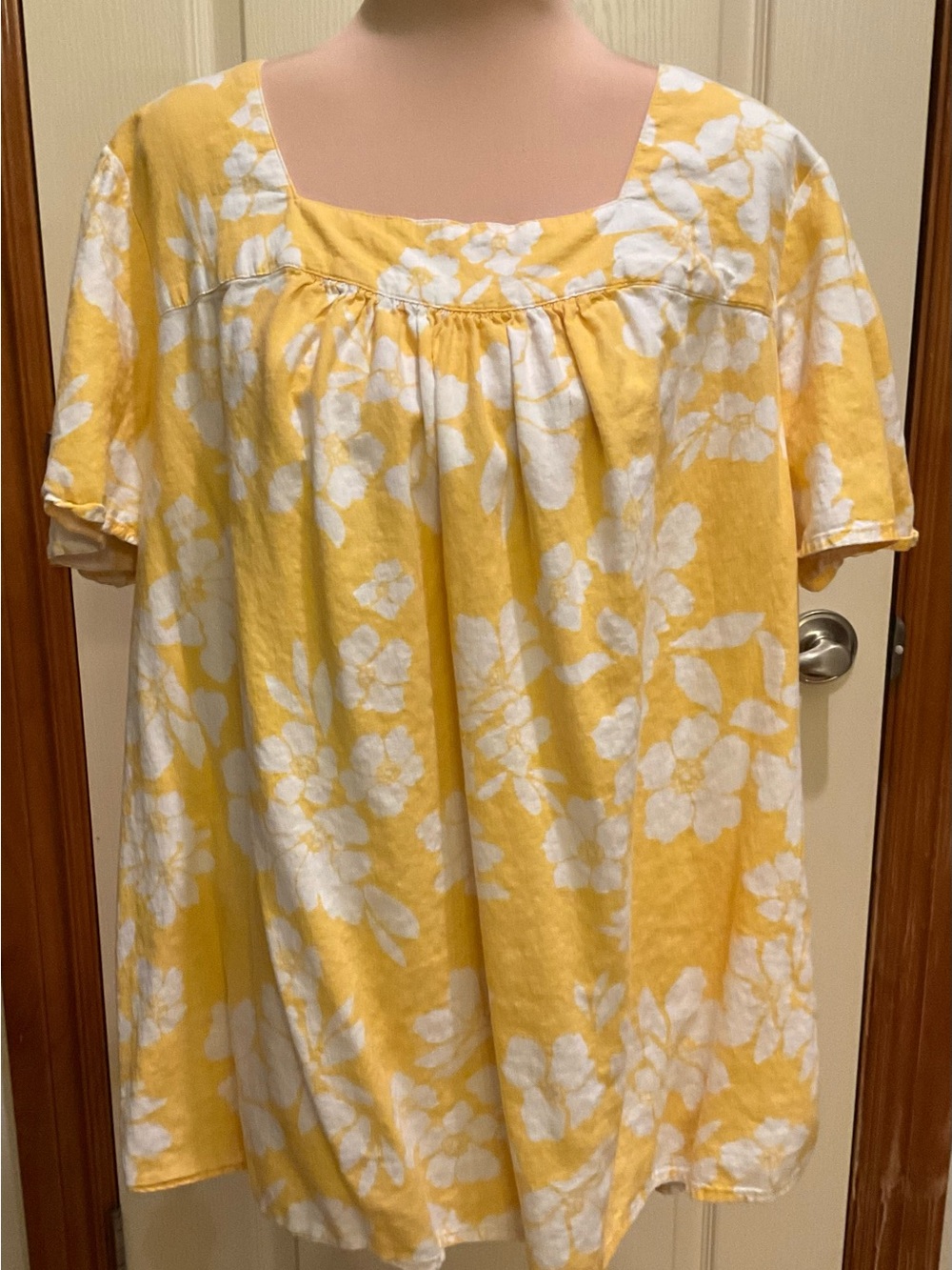 Terra & Sky Yellow and White Floral Short Sleeve Linen/Rayon Blouse 1X 16W-18W